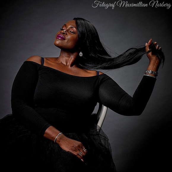 Poshmark Ambassador • 🇨🇦 • Model • Actor - Picture 14 of 15